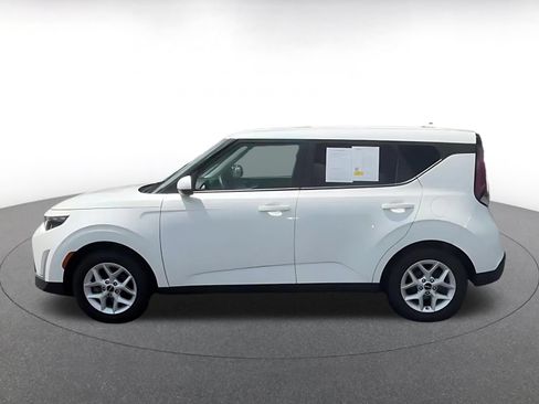 Used 2025 Kia Soul LX w/ LX Technology Package FWD image 9