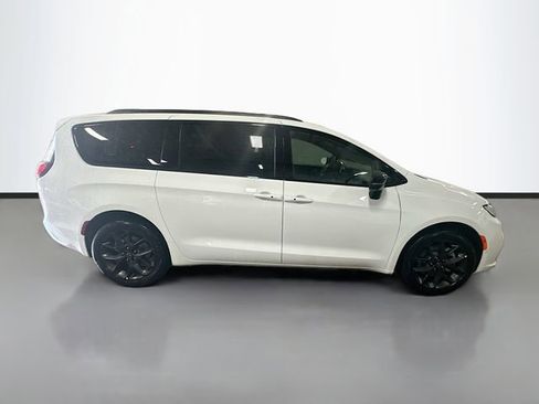 New 2026 Chrysler Pacifica Select w/ S Appearance Package image 5