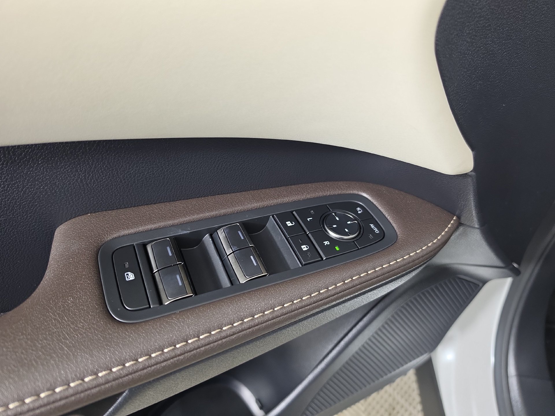 Used 2024 Lexus RX 350 Premium w/ Cold Area Package FWD image 6