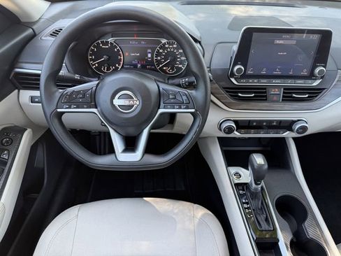 Used 2025 Nissan Altima 2.5 SV FWD image 11