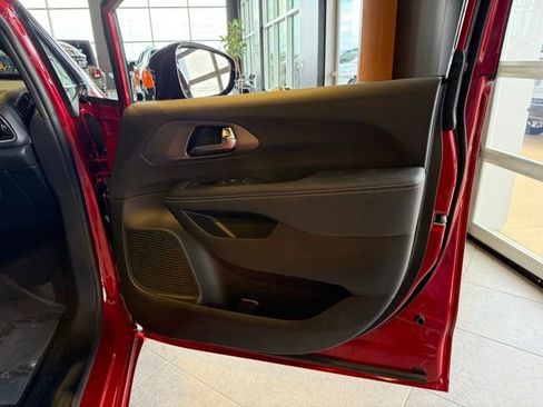 New 2026 Chrysler Pacifica Select image 8