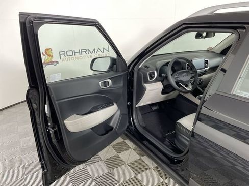 Certified 2025 Hyundai Venue SEL image 18