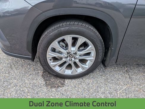 Used 2025 Toyota Highlander Limited FWD image 12
