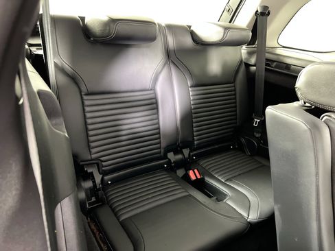 Used 2024 Land Rover Discovery S image 29