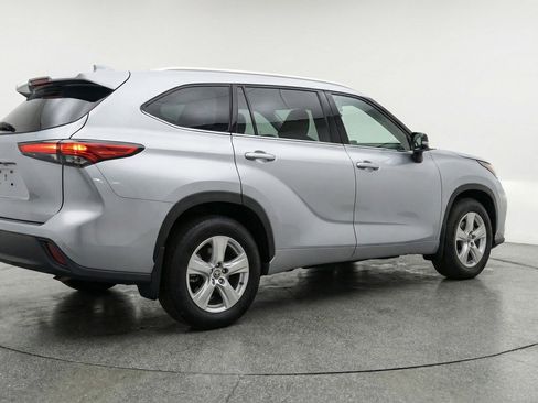 Used 2025 Toyota Highlander LE image 9