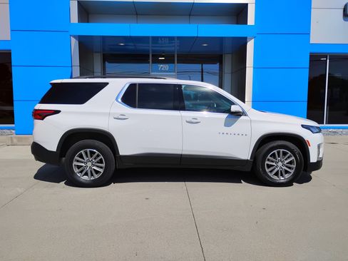 Used 2023 Chevrolet Traverse LT FWD image 2