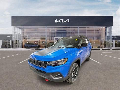Used 2024 Jeep Compass Trailhawk image 4