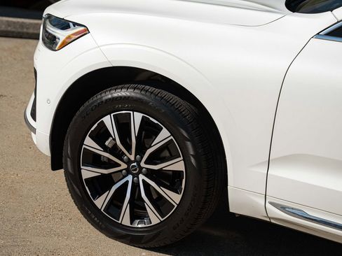 Certified 2023 Volvo XC60 B5 Plus AWD/4WD image 3