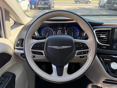 Used 2019 Chrysler Pacifica Limited w/ Tire & Wheel Group image 10