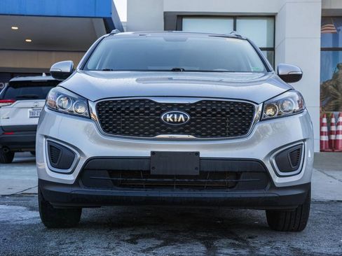 Used 2017 Kia Sorento LX image 2