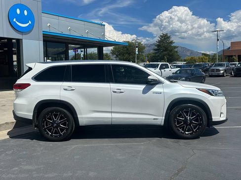 Used 2017 Toyota Highlander Limited w/ Carpet Mat Package AWD/4WD image 2