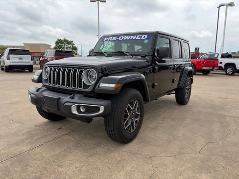 Used 2025 Jeep Wrangler Unlimited Sahara AWD/4WD image 2
