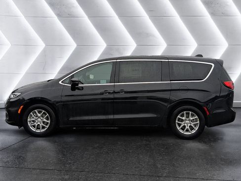 New 2026 Chrysler Pacifica Select image 3