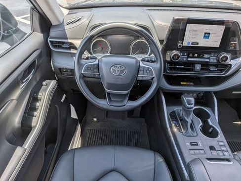 Used 2025 Toyota Highlander XLE AWD/4WD image 17