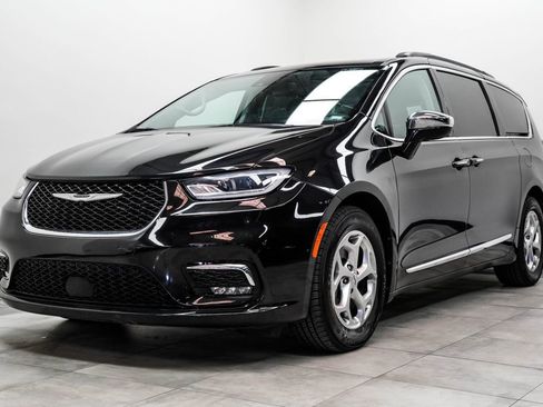 Used 2023 Chrysler Pacifica Limited image 6