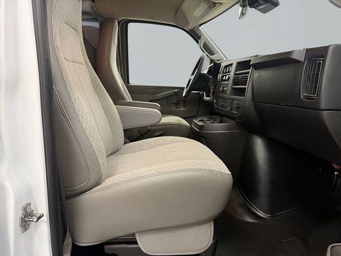Used 2025 GMC Savana 2500 RWD image 13