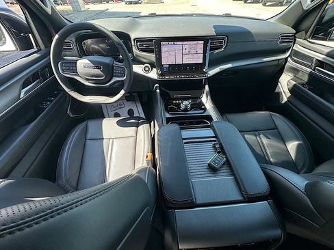 Used 2025 Jeep Wagoneer L Series II w/ 8-pass Seating Package AWD/4WD image 20