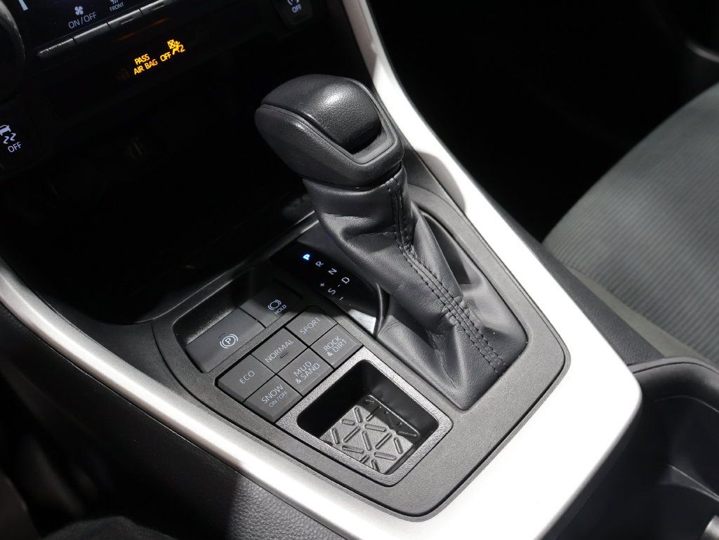 Used 2025 Toyota RAV4 LE AWD/4WD image 30