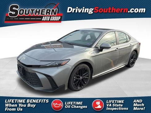 Used 2025 Toyota Camry SE image 1
