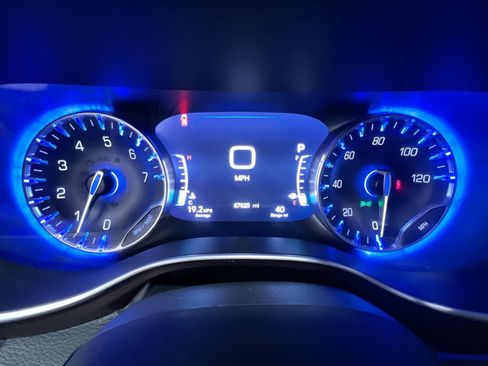 Used 2018 Chrysler Pacifica Touring-L Plus FWD image 22