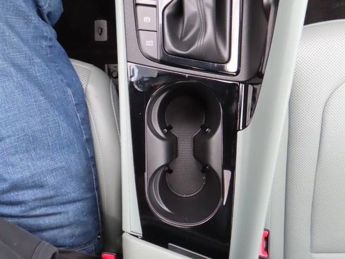 Used 2025 Hyundai Elantra Limited image 50