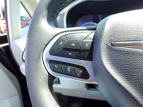 Used 2023 Chrysler Pacifica Touring-L FWD image 15