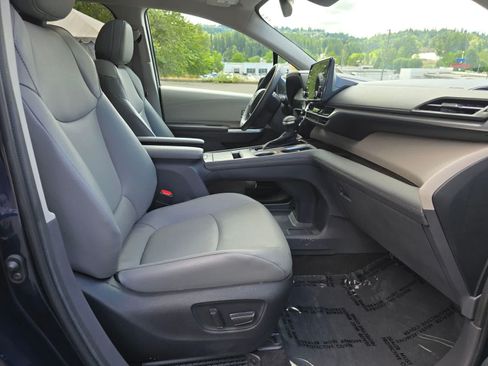 Used 2023 Toyota Sienna XLE AWD/4WD image 27