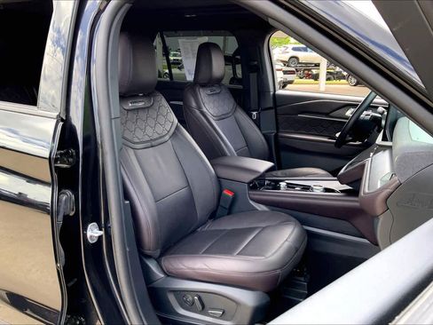 Used 2025 Ford Explorer Platinum w/ Ultimate Package AWD/4WD image 8