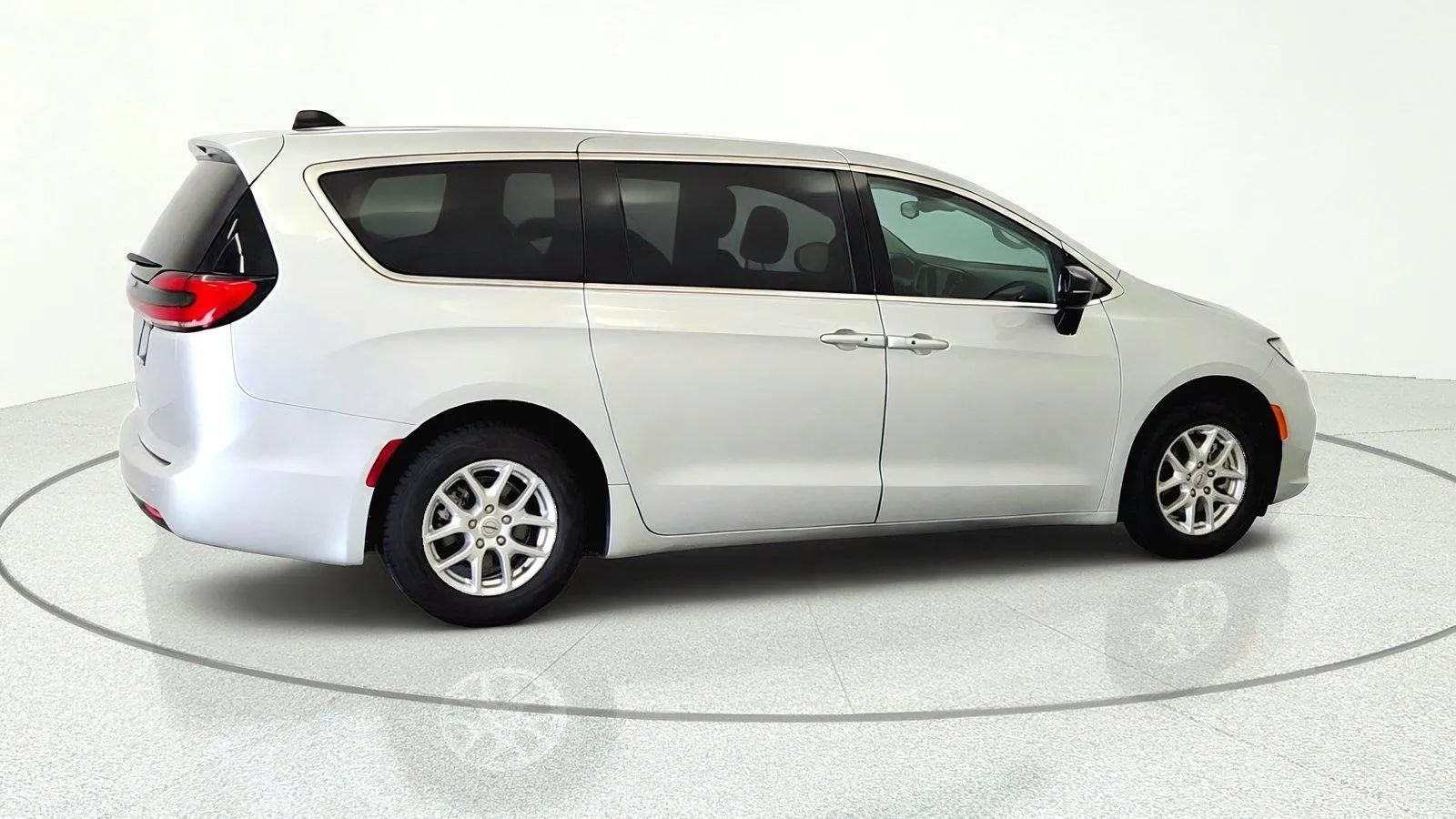 Used 2024 Chrysler Pacifica Touring-L FWD image 6