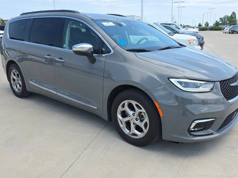 Used 2023 Chrysler Pacifica Limited FWD image 7