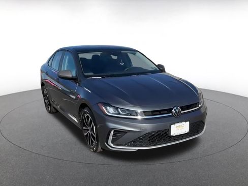 Used 2025 Volkswagen Jetta SE image 3