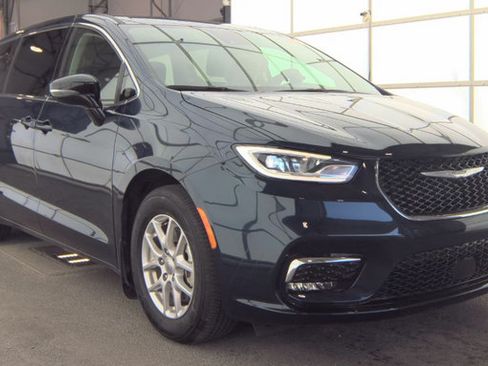 Used 2024 Chrysler Pacifica Touring-L FWD image 2