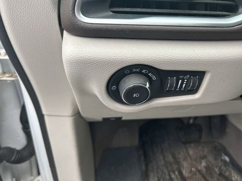 Used 2020 Chrysler Pacifica Touring FWD image 13