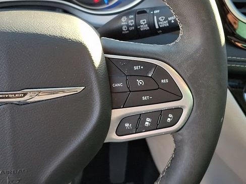 Used 2024 Chrysler Pacifica Limited FWD image 23