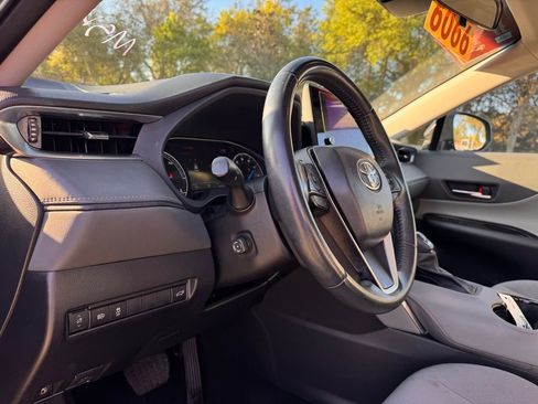 Used 2023 Toyota Venza LE image 12