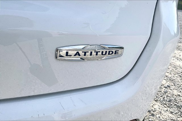 Used 2025 Jeep Compass Latitude w/ Sun & Sound Group AWD/4WD image 12