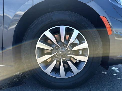 Used 2023 Chrysler Pacifica Limited FWD image 17