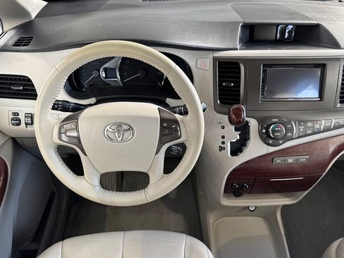 Used 2013 Toyota Sienna XLE FWD image 18