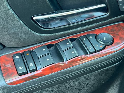 Used 2014 Cadillac Escalade Luxury image 14