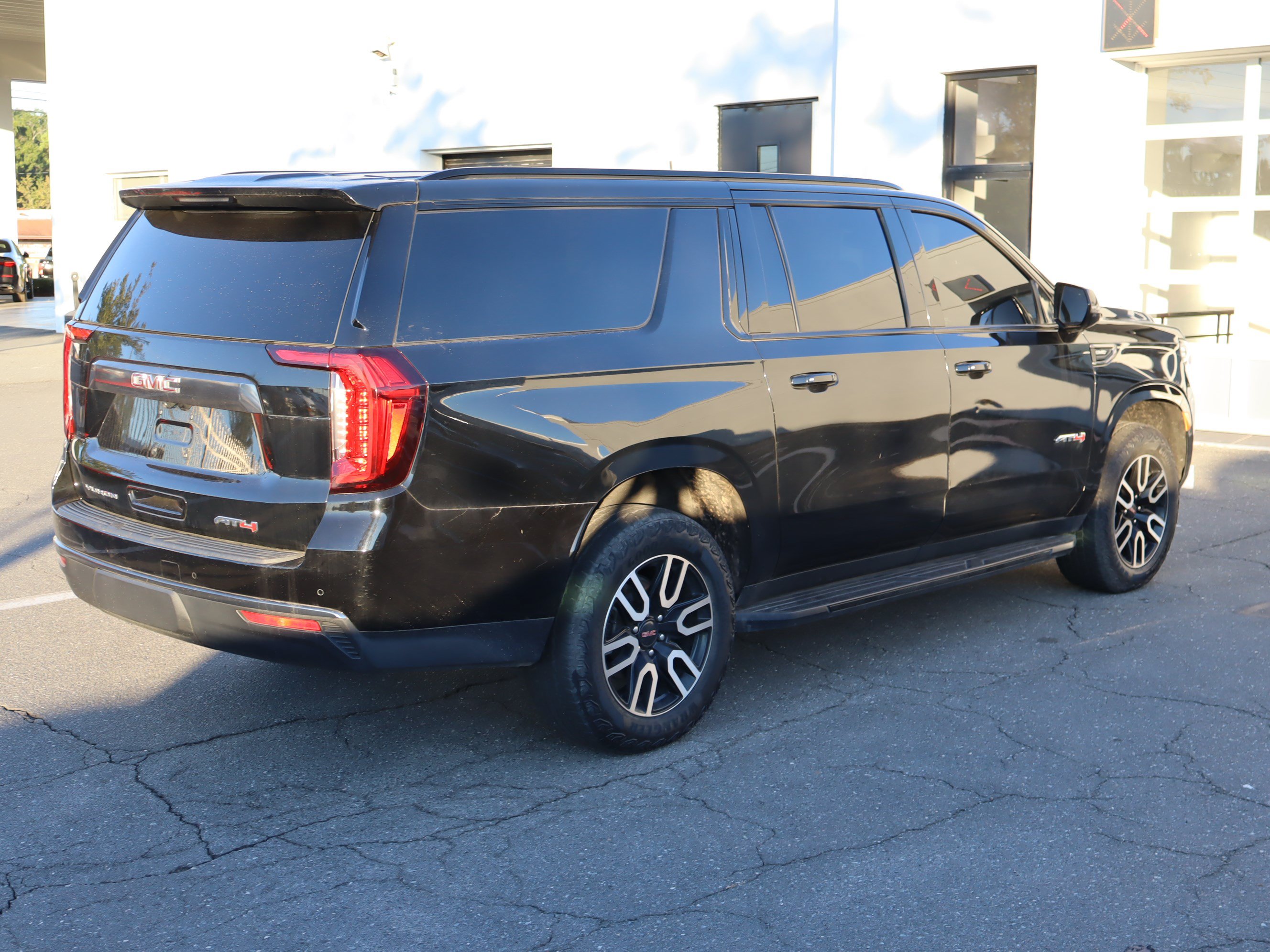 Used 2023 GMC Yukon XL AT4 AWD/4WD image 21