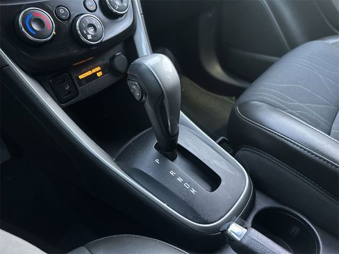 Used 2022 Chevrolet Trax LT w/ LT Convenience Package image 19