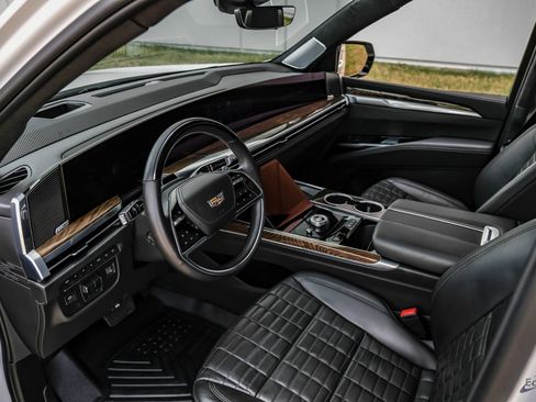 Used 2025 Cadillac Escalade Sport Platinum image 2