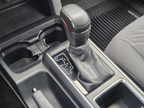 Used 2017 Toyota Tacoma TRD Sport AWD/4WD image 18