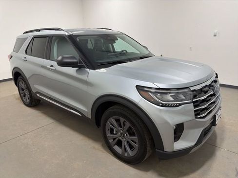 Used 2025 Ford Explorer Active w/ Active Comfort Package AWD/4WD image 3