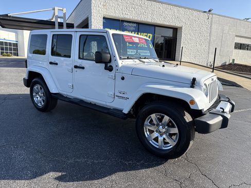 Used 2017 Jeep Wrangler Unlimited Sahara w/ Connectivity Group AWD/4WD image 8
