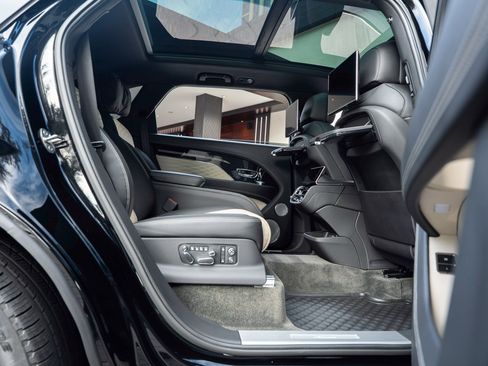 Used 2023 Bentley Bentayga Extended Wheelbase image 57