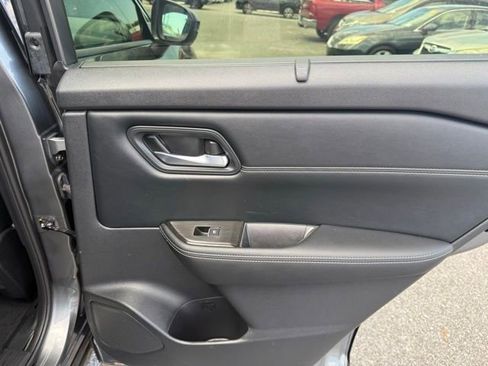 Used 2025 Nissan Rogue SL w/ Tech Package image 24