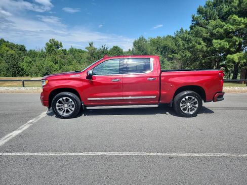 Used 2025 Chevrolet Silverado 1500 High Country AWD/4WD image 2
