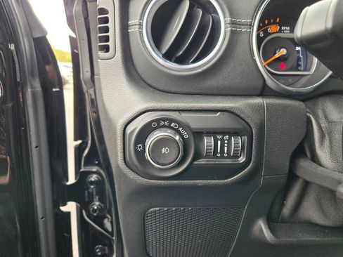 Used 2020 Jeep Wrangler Unlimited Sahara AWD/4WD image 17