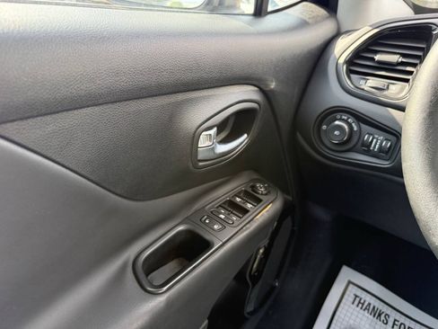 Used 2016 Jeep Renegade Latitude AWD/4WD image 30